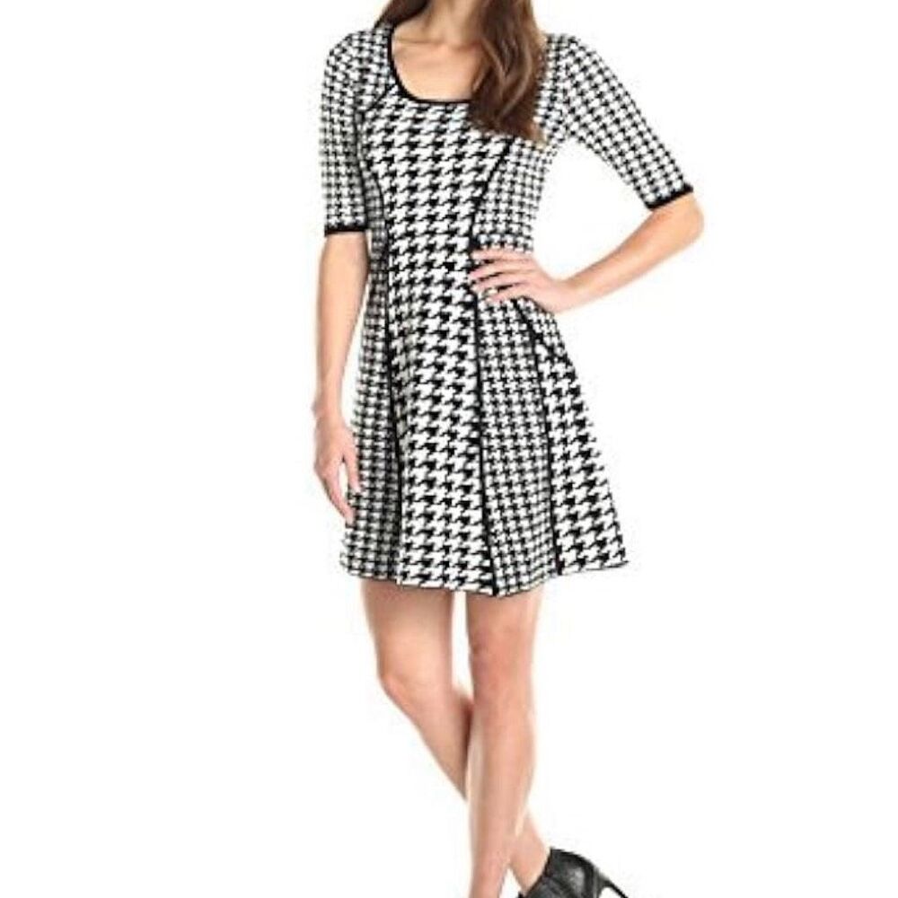Sandra Darren size Medium houndstooth knit dress fit n flare